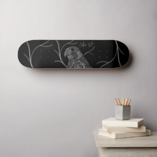 Skateboard Faucon pèlerin dans les branches de l'arbre avec é