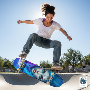 Skateboard Femme mystérieuse émergeant des flammes bleues et