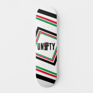 Skateboard fierté noire drapeau rouge vert poing panafricain