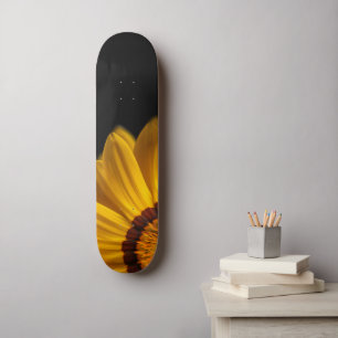 Skateboard Fleur jaune sur arrière - plan noir