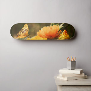 Skateboard Fleurs Jaunes Profondes et Lumineuses avec Papillo