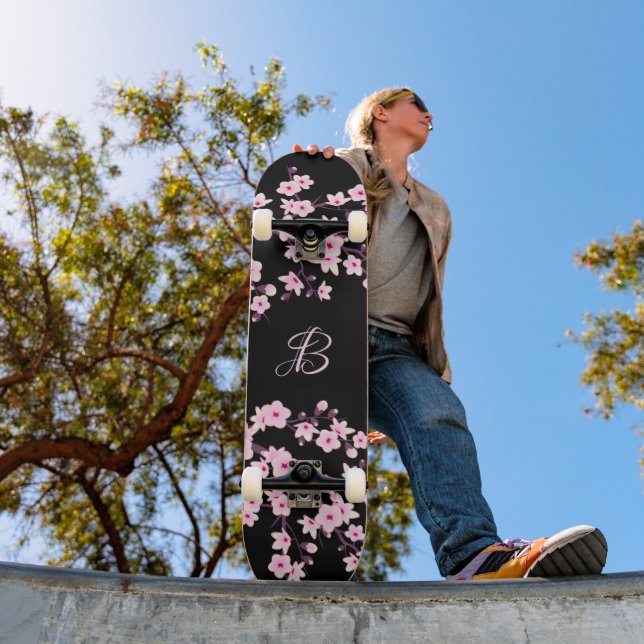 Skateboard Floral Fleur de cerisier Monogramme rose noire (Extérieur 1)