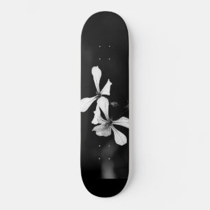 Skateboard floral noir et blanc minimaliste