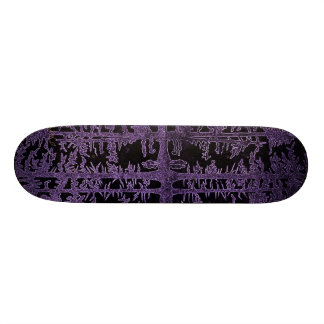 Skateboard forêt pourpre, mauve, noire, dans les bois, coupl