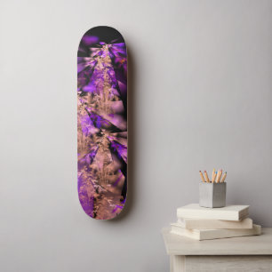 Skateboard fractale moderne en noir et violet