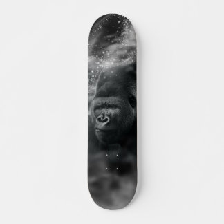Skateboard Gorilla Deep dans la pensée Noir Blanc brouillard