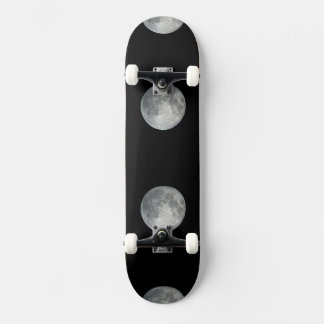 Skateboard Gros plan sur la pleine lune dans le ciel nocturne