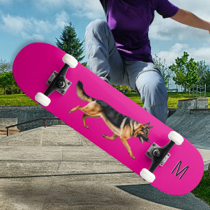 Skateboard Image de chien berger allemand rose vif avec monog