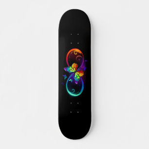 Skateboard Infini vibrant avec papillon arc-en-ciel sur noir