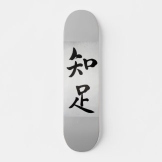 Skateboard Kanjis chinos en medio de fondo gris