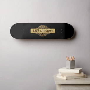 SKATEBOARD L69 CONÇOIT UNE BANNIÈRE D'OR