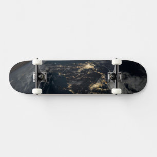Skateboard La Ville Éclairait Le Japon La Nuit.