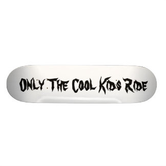 Skateboard Le cool badine la planche à roulettes