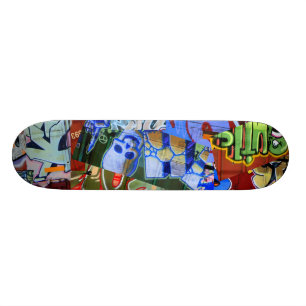 Skateboard Le graffiti forme la plate-forme de planche à