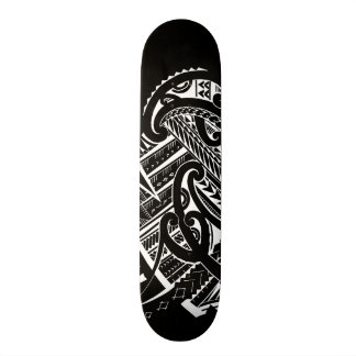 Skateboard le grand blanc sur le tatouage samoan tribal noir