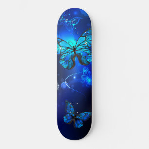 Skateboard Le papillon morpho dans l'Arrière - plan sombre