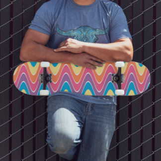 Skateboard les années 70 arc-en-ciel
