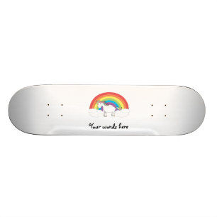 Skateboard Licorne blanche sur l'arc-en-ciel et les nuages
