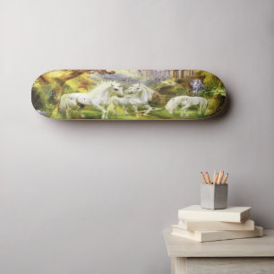 Skateboard Licornes Blanches Fantastiques Dans Un Champ