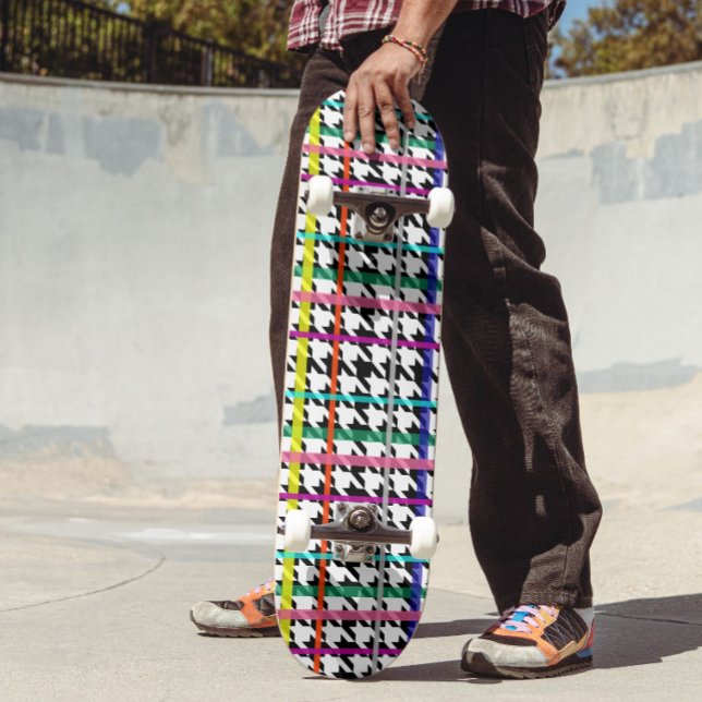 Skateboard Lignes Multicolores Sur La Conception De Houndstoo (Créateur téléchargé)