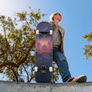 Skateboard Lotus cosmique en fleurs dans le ciel nocturne