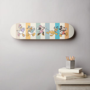 Skateboard Mickey et les amis en bandes colorées