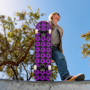 Skateboard Modèle floral de géranium violet sur noir