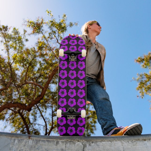 Skateboard Modèle floral de géranium violet sur noir (Extérieur 1)