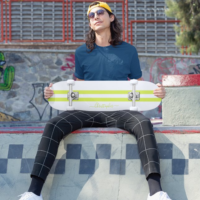 Skateboard Moderne Lime Green White Racing Grilles Monogramme (Modern Lime Green White Racing Stripes Monogrammed Skateboard)