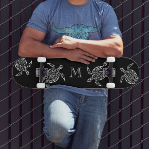 Skateboard Monogramme Arrière - plan noir de la tribu des tor