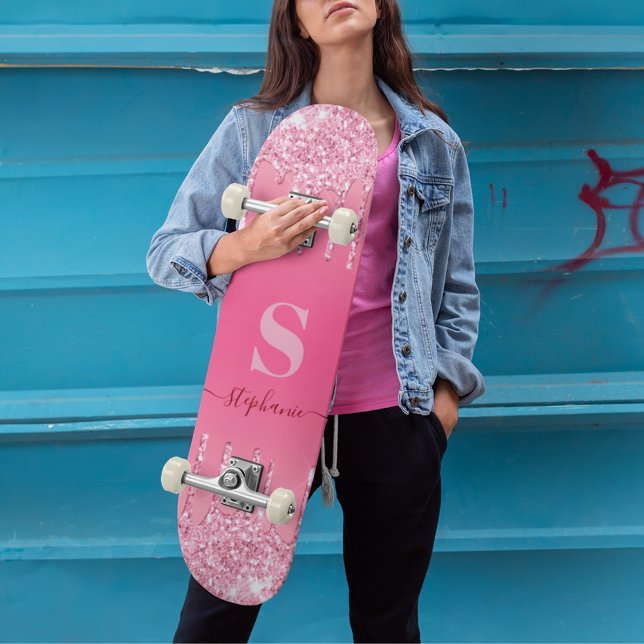 Skateboard Monogramme de Parties scintillant à étincelles ros (Girly Pink Sparkle Glitter Monogram Skateboard)