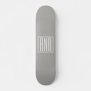Skateboard Monogramme initial   Blanc sur gris clair