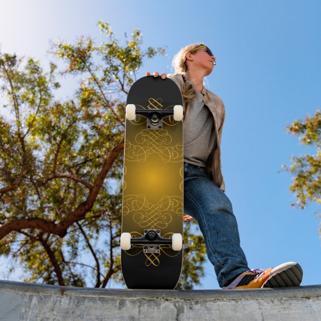 Skateboard Monogramme Noir et Or avec éléments décoratifs (Extérieur 1)