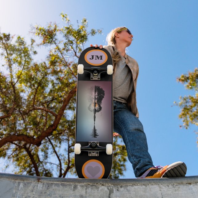 Skateboard Monogrammé tendance avec guitare (Extérieur 1)