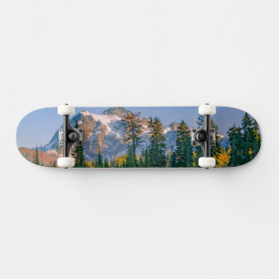 Skateboard Mont Shuksan reflété dans le lac Reflection