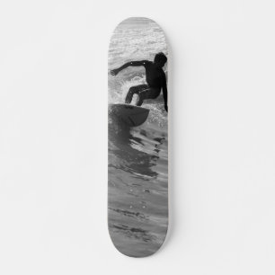 Skateboard Monter En Niveaux De Gris De Vague
