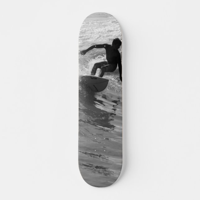 Skateboard Monter En Niveaux De Gris De Vague (Devant)