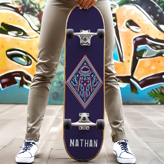Skateboard Neon Alien Invasion Nom personnalisé (Créateur téléchargé)