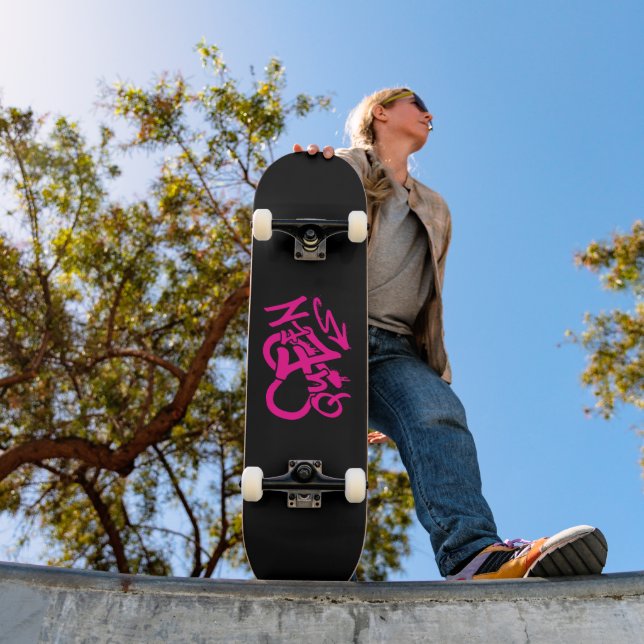 Skateboard Neon Pink “Queen” Graffiti (Extérieur 1)