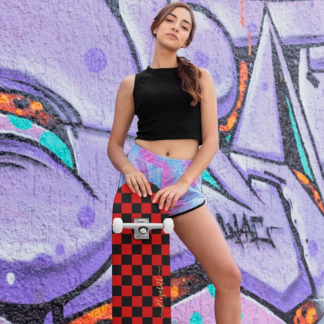 Skateboard Noir rouge À damiers Motif or Monogramme signé (Red Black Checkered Pattern Gold Monogram Signed Skateboard)