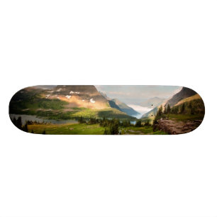 Skateboard Nuages balayant par des montagnes
