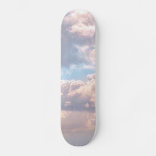 Skateboard Nuages fluffés roses illuminés dans un ciel bleu