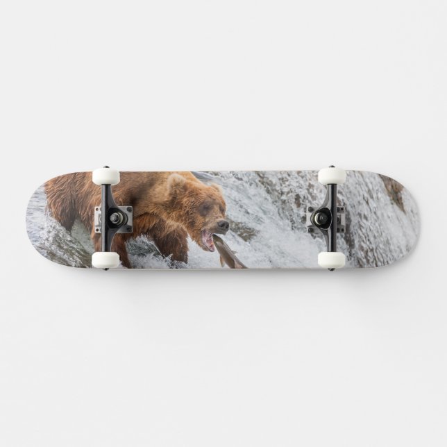 Skateboard Ours brun attrape un saumon rouge (Horz)