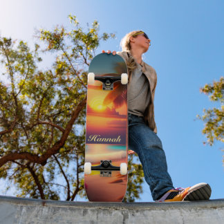 Skateboard Palme à la plage au coucher du soleil