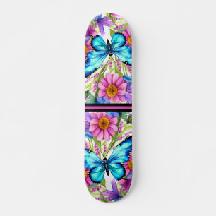 Skateboard Papillon bleu dans un champ de fleurs