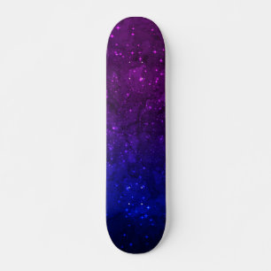 Skateboard Parmi des étoiles dans la galaxie bleue et pourpre