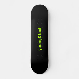 Skateboard Patinage en noir avec un imprimé "jeune et rapide"