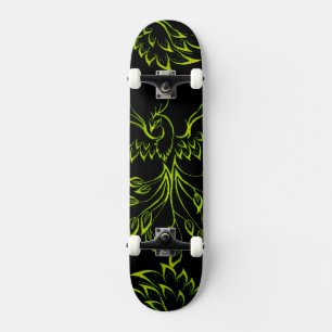 Skateboard Phoenix vert se lève sur le noir