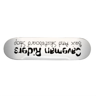 Skateboard planche à roulettes de cavaliers d'homme des