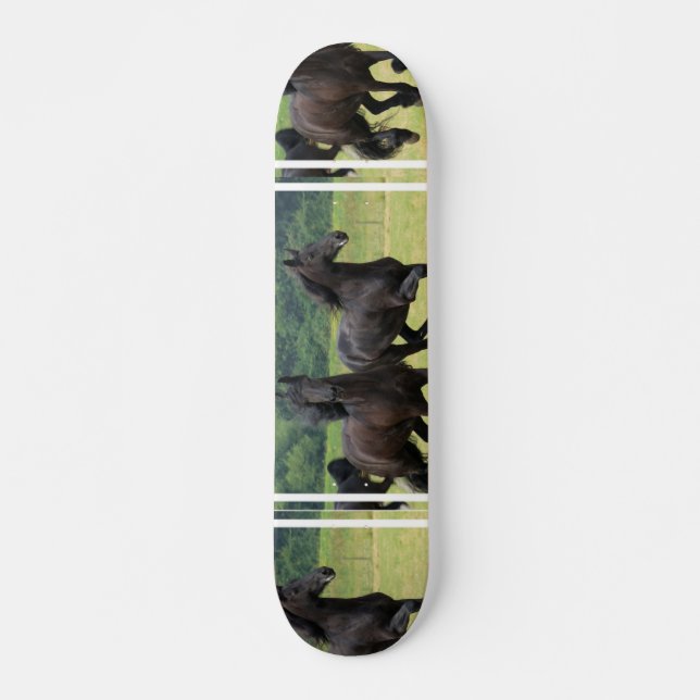 Skateboard Planche à roulettes frisonne galopante de chevaux (Devant)